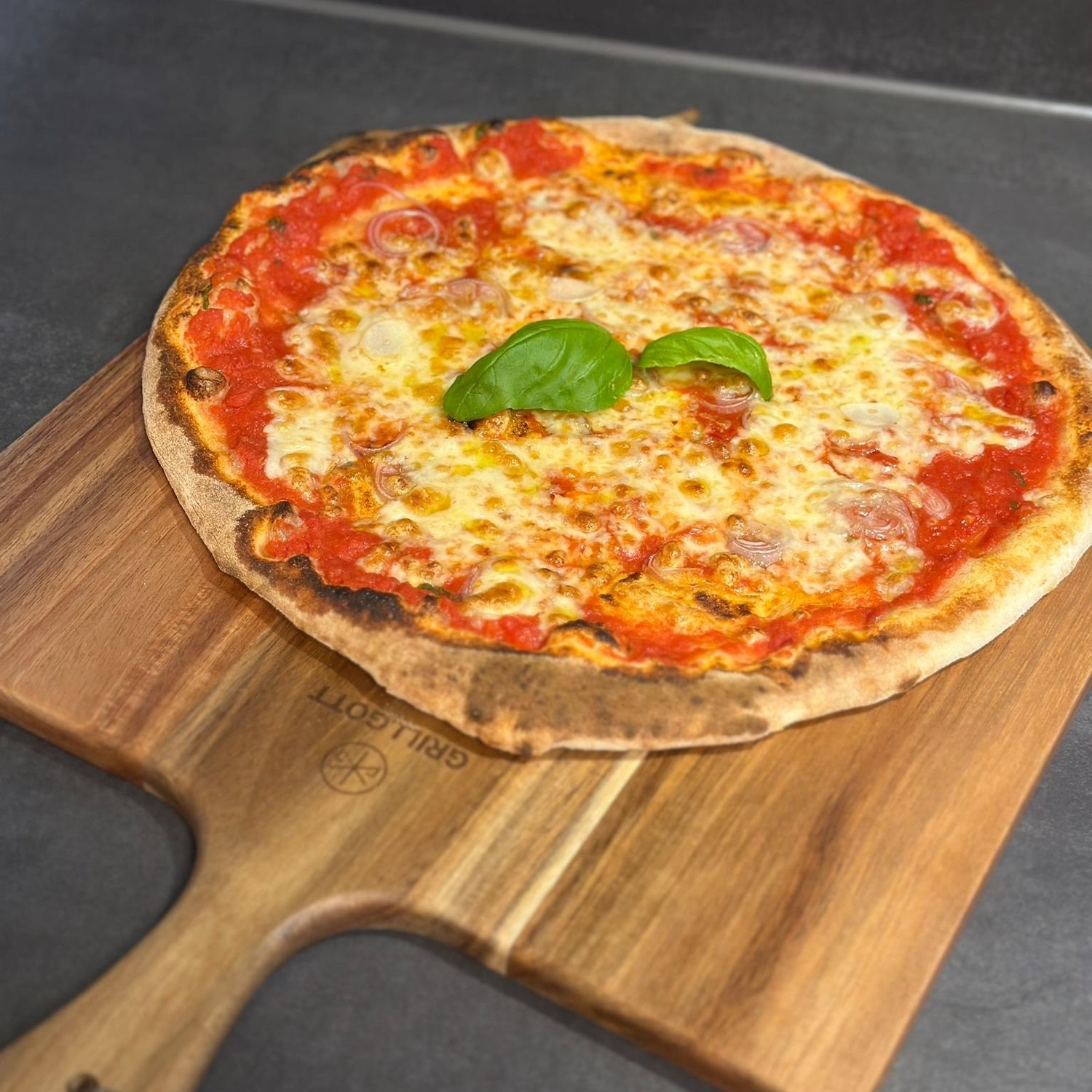 Pizzaservier- & Schneidebrett aus Akazienholz (32cm)